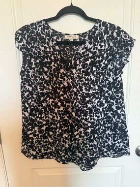 Chaus Black & White Abstract Print Cap-Sleeve Blouse